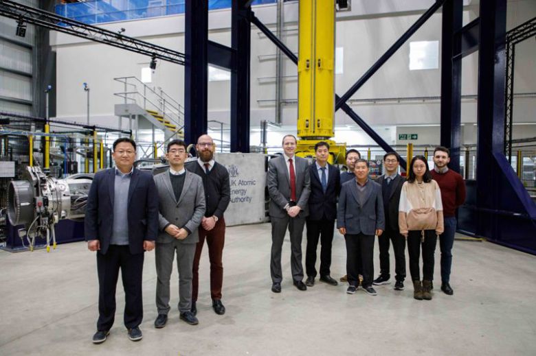 핵융합에너지연구원 허남일 허남일 시스템공학연구부 부장(왼쪽 다섯번째)이 영국 원자력청(UKAEA)과의 연구협력 논의를 위해 UKAEA 컬럼 캠퍼스에 방문해 기념촬영을 하고 있다. 핵융합에너지연구원 제공