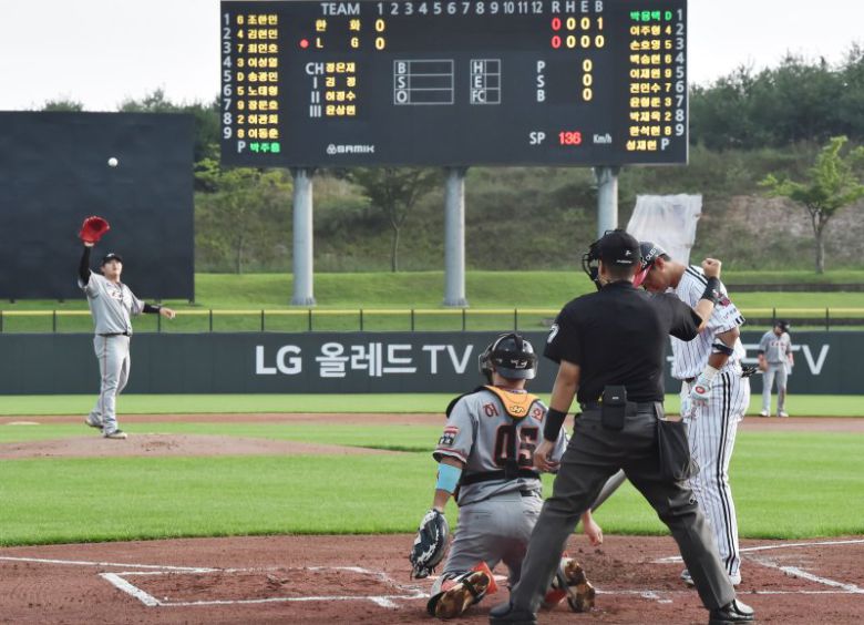 [이천=뉴시스] 김종택기자 = 자동 볼·스트라이크 판정 시스템(로봇심판)이 시범 운영에 들어간 4일 오후 경기도 이천 챔피언스파크에서 열린 한화 이글스-LG 트윈스 퓨처스리그 경기에서 심판이 이어폰을 끼고 볼 판정을 하고 있다. 2020.08.04. semail3778@naver.com /사진=뉴시스