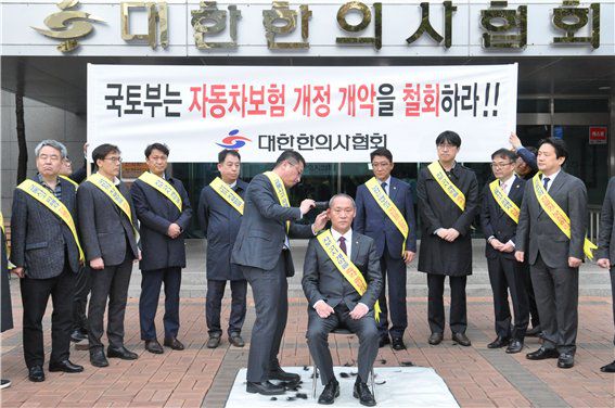 전날(26일) 삭발을 한 홍주의 대한한의사협회장/대한한의사협회 제공 /사진=뉴스1