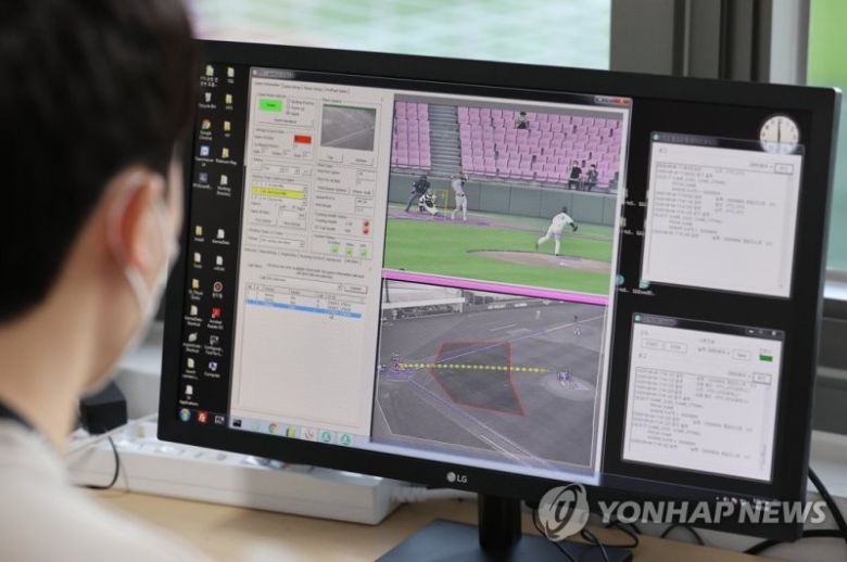 '로봇심판'의 판정은? (이천=연합뉴스) 홍해인 기자 = 4일 오후 경기도 이천 LG챔피언스파크에서 열린 2020 프로야구 퓨처스(2군)리그 한화 이글스와 LG 트윈스의 경기에서 운영실 관계자들이 한국 프로야구 사상 최초로 시범 운영을 시작한 자동 볼·스트라이크 판정 시스템(로봇심판)을 살펴보고 있다. 로봇심판 전용 투구 트래킹 시스템은 총 3대의 카메라가 사전 측정된 마운드, 홈 플레이트, 베이스 등 고정 그라운드 위치 정보를 토대로 모든 투구를 실시간 추적한다. 타자별로 설정된 스트라이크 존 통과 시 해당 투구의 위치를 측정해 자동으로 볼·스트라이크 여부를 판단한다. 투구별 볼·스트라이크 판정 결과는 로봇심판 전용 애플리케이션을 통해 음성으로 변환돼 주심이 착용하는 이어폰을 통해 전달, 로봇심판 경기에 배정된 주심이 음성 수신 결과에 따라 수신호로 볼·스트라이크 판정을 내린다. 2020.8.4 hihong@yna.co.kr (끝)