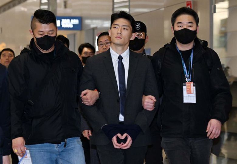 고 전두환씨 일가의 비자금 의혹 등을 폭로한 손자 전우원씨가 28일 오전 인천국제공항으로 도착해 서울경찰청 마약범죄수사대로 연행되고 있다. 사진=김범석 기자