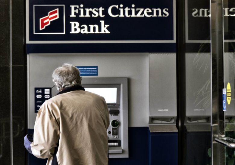 SVB 새주인 된 퍼스트시티즌스27일(현지시간) 미국 로스앤젤레스 엔시노의 퍼스트시티즌스은행 지점에서 한 고객이 현금인출기를 사용하고 있다. 이날 퍼스트시티즌스는 부도가 난 실리콘밸리은행(SVB)을 인수한다고 발표했다. AP연합뉴스