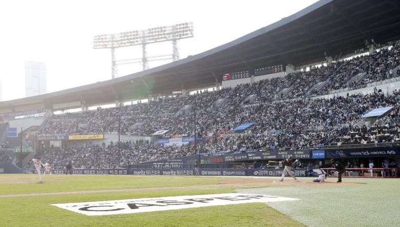 개막전의 열기가 뜨겁다. 프로야구 팬들에게 정말 감사해야하는 이유다 (뉴시스)
