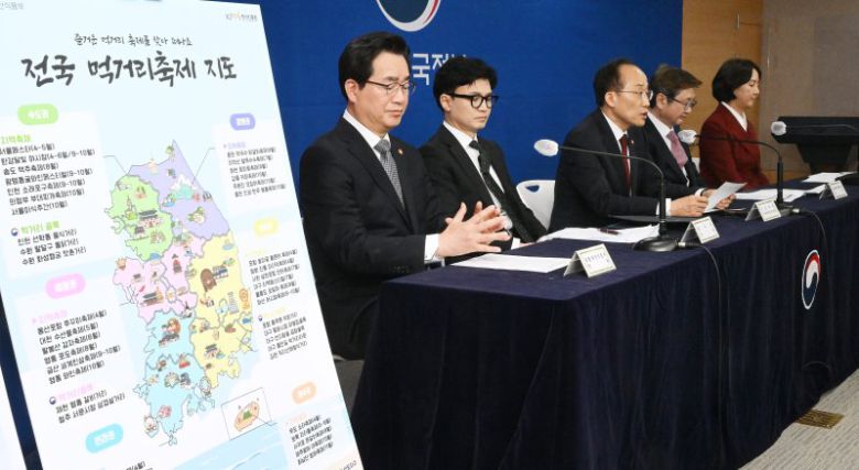 추경호 부총리 겸 기획재정부 장관이 29일 정부서울청사에서 내수활성화 대책을 발표하고 있다. 왼쪽부터 정황근 농림축산식품부 장관, 한동훈 법무부 장관, 추 부총리, 박보균 문화체육관광부 장관, 이영 중소벤처기업부 장관. 사진=박범준 기자