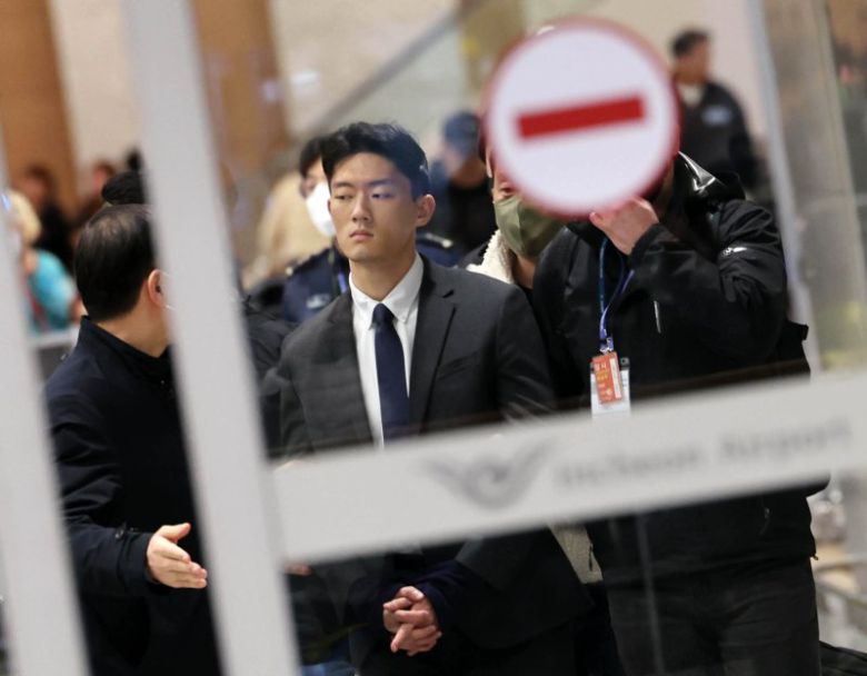 전직 대통령 전두환 씨 일가에 대한 폭로성 발언을 이어온 손자 전우원 씨가 지난 28일 인천국제공항을 통해 귀국해 경찰에 체포된 후 입국장을 나서고 있다. /사진=뉴시스