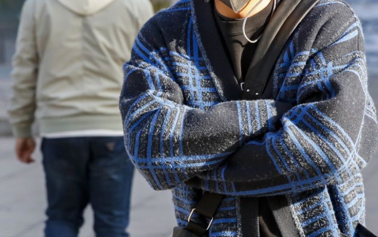 꽃샘추위가 찾아온 27일 오전 서울 종로구 광화문네거리에서 시민이 팔짱을 낀 채 길을 지나가고 있다. 2023.3.27/뉴스1 ⓒ News1 김도우 기자 /사진=뉴스1