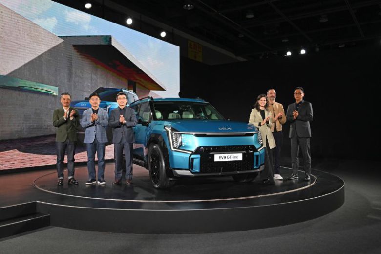 지난 28일 진행된 기아 EV9 온라인 미디어 컨퍼런스에서 카오루 쿠마세가와 상무, 류창승 전무, 송호성 사장, 마릴리아 빌 팀장, 카림 하비브 부사장, 조병철 상무(왼쪽부터)가 기념 사진을 찍고 있다. 기아 제공