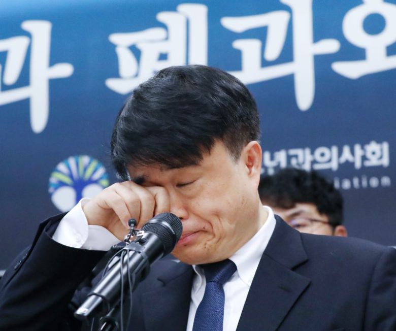 임현택 대한소아청소년과의사회 회장이 29일 오전 서울 용산구 대한의사협회에서 열린 '소아청소년과 폐과와 대국민 작별인사' 기자회견에서 입장을 밝히던 중 눈시울을 붉히고 있다. 2023.3.29/뉴스1 ⓒ News1 민경석 기자 /사진=뉴스1