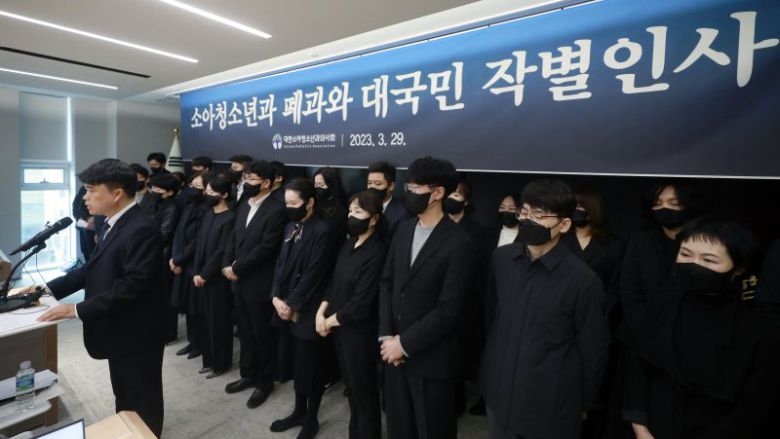 [서울=뉴시스] 최동준 기자 = 임현택 대한소아청소년과의사회 회장이 29일 서울 용산구 대한의사협회에서 소아청소년과 폐과와 대국민 작별인사 기자회견을 하고 있다. 2023.03.29. photocdj@newsis.com /사진=뉴시스