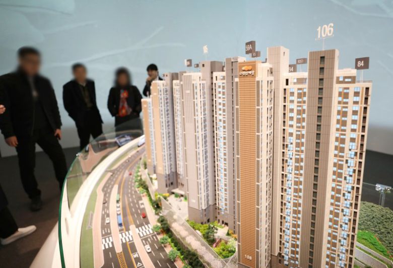 [서울=뉴시스] 김진아 기자 = 지난 2019년 12월20일 12·16 대책 여파로 부동산 시장이 관망세로 돌아선 가운데 서울 강남구 신사동에 개관한 e편한세상 홍제 가든플라츠 모델하우스가 한산한 모습을 보이고 있다. 2019.12.20. bluesoda@newsis.com /사진=뉴시스