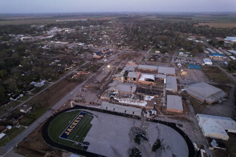미국 남부와 중서부에 지난달 31일(현지시간) 밤부터 1일 밤까지 토네이도 수십개가 덮쳐 최소 18명이 목숨을 잃었다. 아칸소주의 작은 마을 윈에서 4명이 사망한 가운데 1일 토네이도가 지나간 경로를 따라 주택과 건물들이 파괴돼 잔해만 남아 있다. 로이터뉴스1