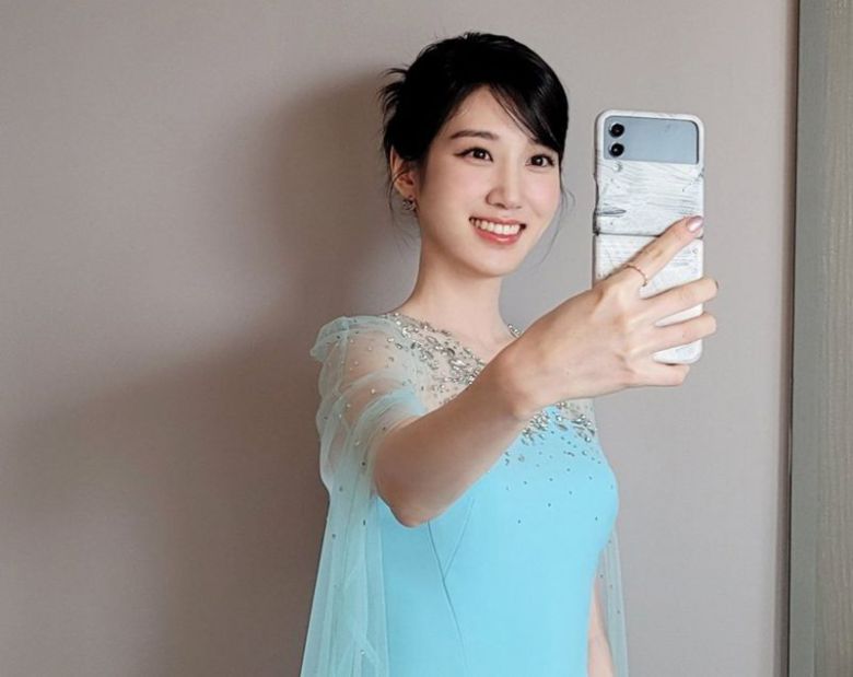 배우 박은빈이 갤럭시Z플립4 메종 마르지엘라 에디션으로 셀카를 찍는 모습. 출처=나무액터스