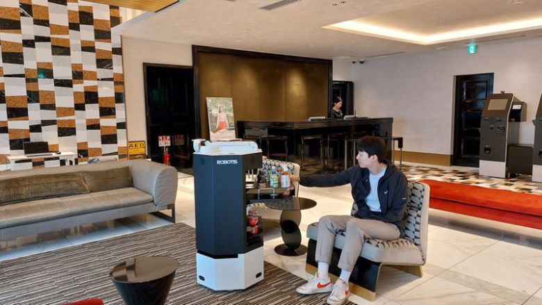 ㈜로보티즈의 자율주행 로봇 '집개미'가 일본 '더 라이즈 오사카 기타신치' 호텔 로비에서 고객에게 웰컴 드링크를 서빙하고 있다. 로보티즈 제공