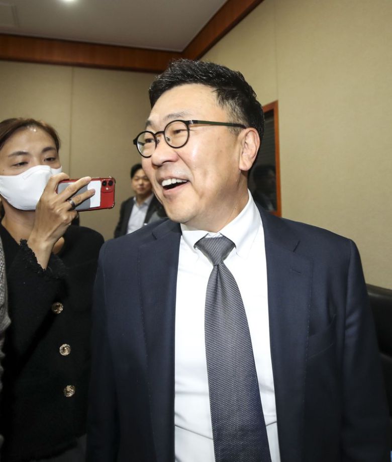 [서울=뉴시스] 정병혁 기자 = 황현순 키움증권 대표이사가 28일 서울 영등포구 금융투자협회에서 열린 금감원-증권업계 CEO 시장현안 소통회의에 참석하며 취재진의 질문을 받고 있다. 2023.04.28. jhope@newsis.com /사진=뉴시스