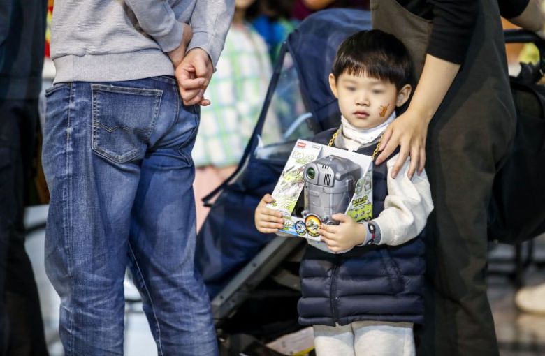 [서울=뉴시스] 정병혁 기자 = 어린이날인 5일 오전 서울 용산구 전쟁기념관에서 열린 어린이날 문화축제에서 어린이들이 선물을 들고 있다. 2023.05.05. jhope@newsis.com <저작권자ⓒ 공감언론 뉴시스통신사. 무단전재-재배포 금지.> /사진=뉴시스화상