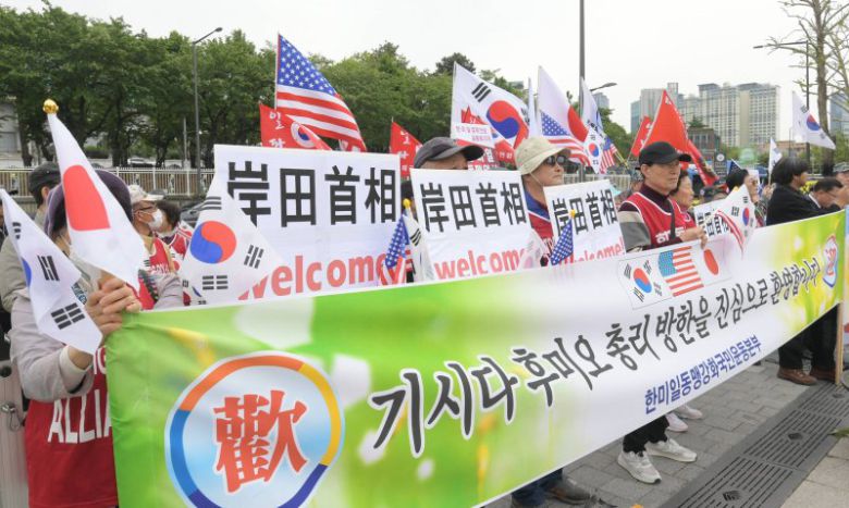 윤석열 대통령과 기시다 후미오 일본 총리가 7일 정상회담을 하는 등 12년 만에 한일 간 셔틀외교가 재개된 가운데 한미일 동맹강화국민운동본부 등 보수단체 회원들이 서울 용산 대통령실 앞에서 기시다 총리의 방한을 환영하는 집회를 하고 있다(왼쪽 사진). 인근 장소에서 진보성향 단체 관계자들이 대일굴종외교 및 한일동맹 구축 중단을 촉구하는 집회를 하고 있다(아래쪽 사진). 사진=김범석 기자