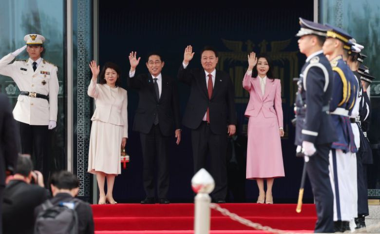 윤석열 대통령과 김건희 여사가 1박2일 일정으로 한국을 찾은 기시다 후미오 일본 총리 부부와 7일 서울 용산 대통령실에서 열린 공식 환영식을 마친 뒤 인사하고 있다. 사진=연합뉴스