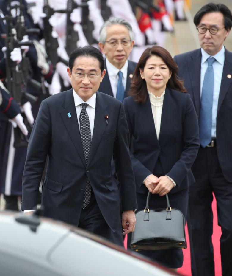 한일 정상회담을 위해 기시다 후미오 일본 총리와 부인 기시다 유코 여사가 7일 경기도 성남 서울공항을 통해 입국하고 있다. 뉴시스