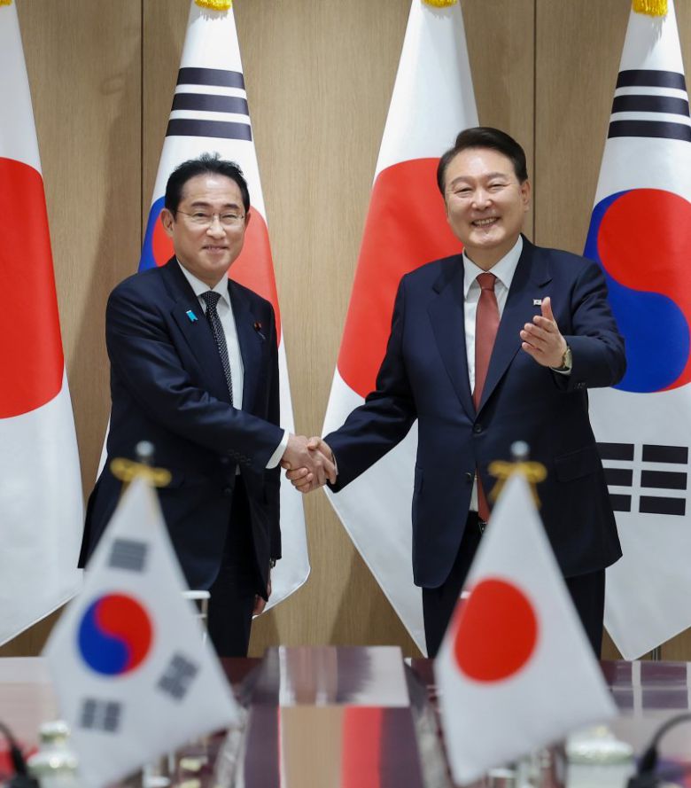 1박2일 일정으로 한국을 찾은 기시다 후미오 일본 총리가 7일 윤석열 대통령과 서울 용산 대통령실 청사에서 열린 한일 정상 확대 회담에서 악수하고 있다. 연합뉴스