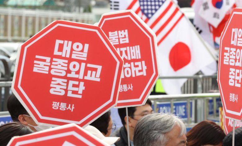 윤석열 대통령과 기시다 후미오 일본 총리의 정상회담이 열리는 7일 오후 대통령 집무실 인근에서 평화와통일을여는사람들의 규탄 집회와 한미동맹강화국민운동본부의 환영 집회가 동시에 열리고 있다. 연합뉴스