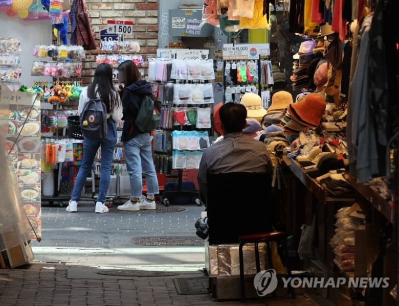 사진은 이날 서울 시내 거리의 자영업자. 2022.5.26. 연합뉴스.