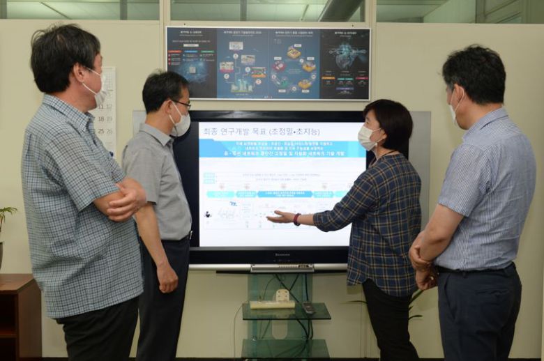방승찬 ETRI 원장(왼쪽 두번째)이 연구진과 함께 6G 연구개발 방향에 대해 논의하고 있다. ETRI 제공