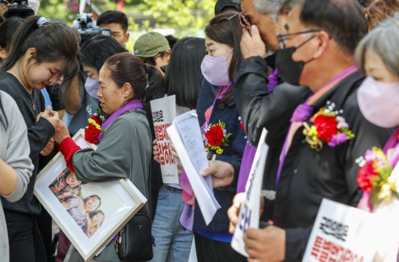 10.29 이태원 참사 유가족들이 8일 서울 중구 서울광장 분향소에서 열린 '이태원 참사 200일 200시간 집중추모행동 주간 선포 기자회견'에서 어버이날을 맞아 대학생들로부터 받은 카네이션을 가슴에 달고 있다. 10.29 이태원 참사 유가족협의회·10.29 이태원 참사 시민대책회의는 이날부터 이태원 참사 발생 200일이 되는 5월 16일 까지 이태원참사 진상규명 특별법 등을 촉구하며 200시간 집중 추모행동 주간을 갖는다. 2023.5.8/뉴스1 /사진=뉴스1