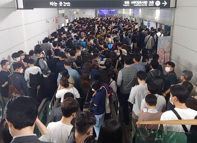 김포골드라인을 이용하고 있는 김포시민들의 모습. 사진=김주영의원실