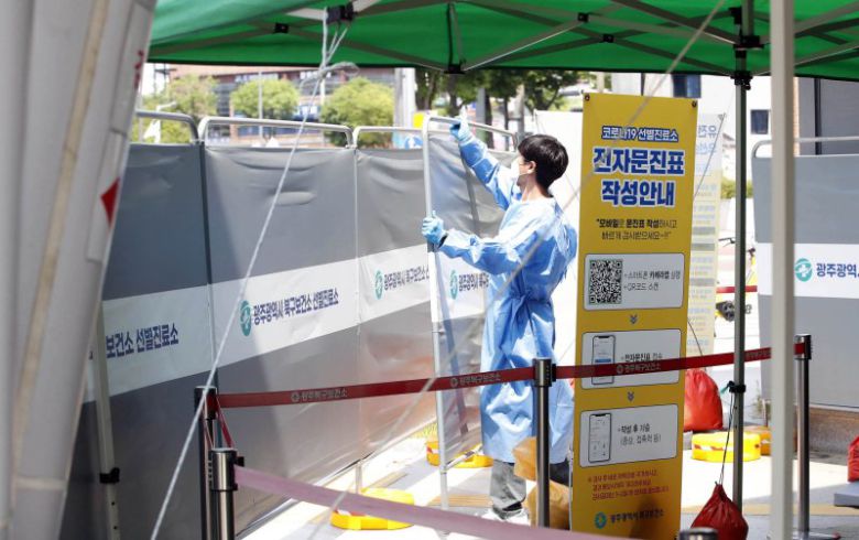 [광주=뉴시스] 변재훈 기자 = 정부가 코로나19 엔데믹을 선언한 지난 11일 광주 북구보건소 의료진이 선별진료소에 설치됐던 간이 울타리를 걷어내고 있다. (사진=광주 북구 제공) 2023.05.13. photo@newsis.com *재판매 및 DB 금지 /사진=뉴시스