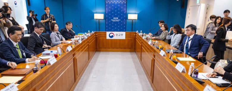 윤현수 외교부 기후환경과학외교국장과 카이후 아츠시 일본 외무성 군축불확산과학부장이 12일 오후 서울 종로구 외교부 청사에서 열린 한·일 국장급 협의에 참석해 있다. 공동취재, 뉴스1