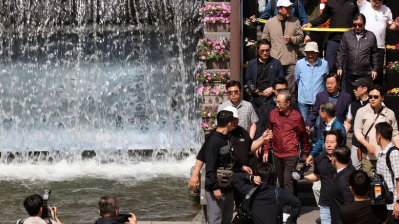 이명박 전 대통령이 15일 서울 청계천에서 옛 참모들과 함께 산책하고 있다. 사진=서동일 기자
