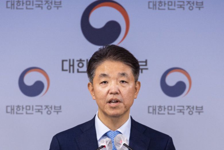 손동균 국무조정실 규제총괄정책관이 17일 오후 서울 종로구 정부서울청사에서 금연 계도 목적으로 편의점 외벽에 붙이는 반투명 시트지와 관련한 규제심판부의 결정을 발표했다. 사진=연합뉴스