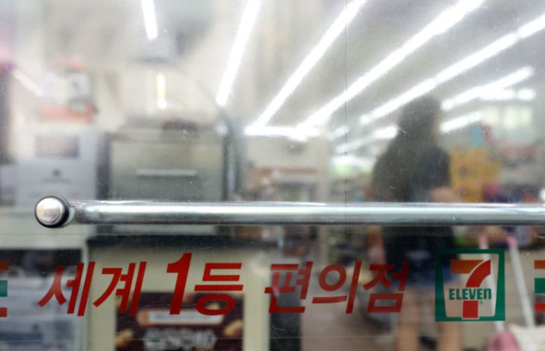 17일 오후 서울의 한 편의점 출입문에 담배 광고 등을 가리기 위한 반투명 시트지가 붙어 있다. 국무조정실 산하 규제심판부는 이날 규제심판회의를 통해 편의점 유리에 부착한 반투명 시트지를 제거하도록 보건복지부에 권고했다. 일각에서 편의점 내 범죄의 원인이 된다는 민원이 이어졌기 때문이다. 정부는 시트지를 제거하는 대신 금연광고로 대체할 예정이다. 사진=뉴스1