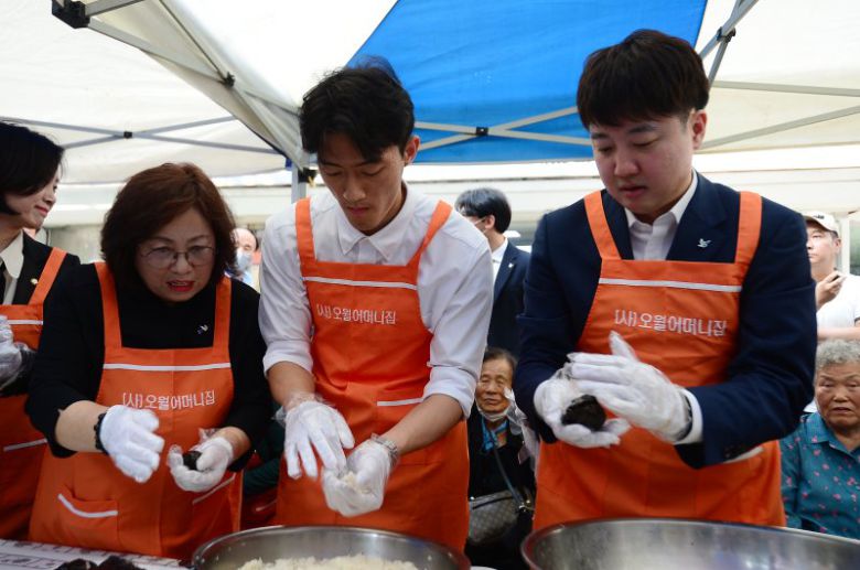 (광주=뉴스1) 이승현 기자 = 고 전두환 씨 손자 전우원 씨가 17일 오후 광주 동구 금남로에 열린 5.18민주화운동 전야제에 참석해 김형미 오월어머니집 관장(왼쪽)과 이준석 국민의힘 전 대표(오른쪽)와 함께 주먹밥을 만들고 있다. 2023.5.17/뉴스1 /사진=뉴스1화상