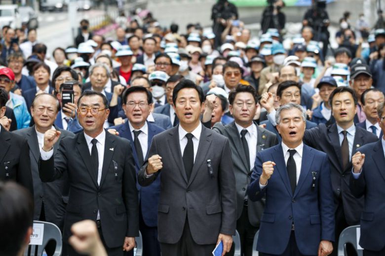 임을 위한 행진곡 부르는 吳시장오세훈 서울시장(앞줄 가운데)을 비롯한 참석자들이 18일 서울 청계광장에서 열린 5.18 민주화운동 제43주년 서울기념식에서 임을 위한 행진곡을 부르고 있다. 사진=김범석 기자