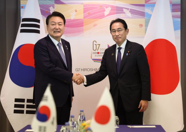 G7 정상회의 참관국 자격으로 일본을 방문 중인 윤석열 대통령이 21일 히로시마 평화기념공원 국제회의장에서 열린 한일 정상회담에서 기시다 후미오 일본 총리와 악수하고 있다. 연합뉴스