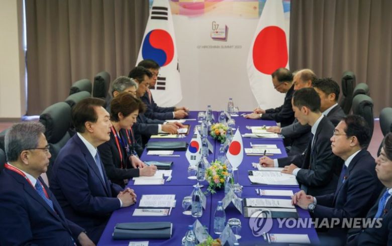 G7 정상회의 참관국 자격으로 일본을 방문 중인 윤석열 대통령이 21일 히로시마 평화기념공원 국제회의장에서 기시다 후미오 일본 총리와 한일 정상회담을 하고 있다. 연합뉴스
