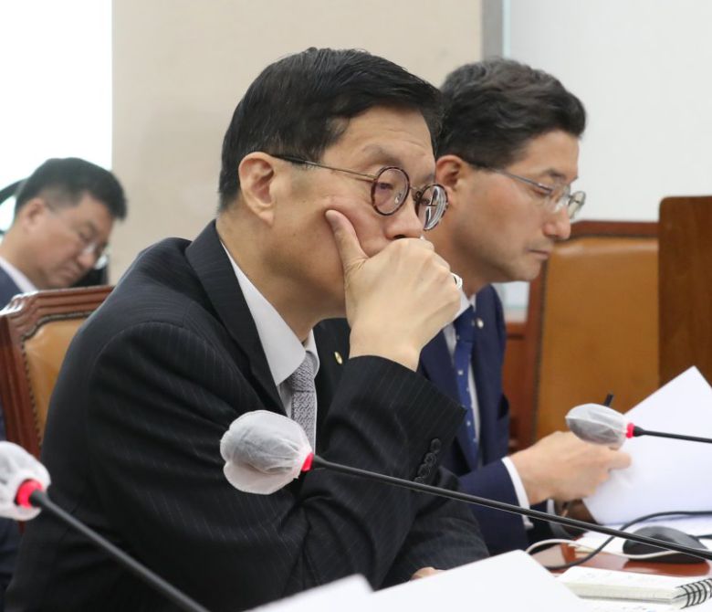 이창용 한국은행 총재가 22일 오전 서울 여의도 국회에서 열린 기획재정위원회 전체회의에서 의원들의 질의를 듣고 있다. 2023.5.22/뉴스1 /