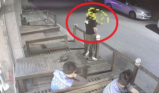 음식점 테라스에서 한 남성이 노상방뇨를 하고 있다 / '보배드림' 갈무리