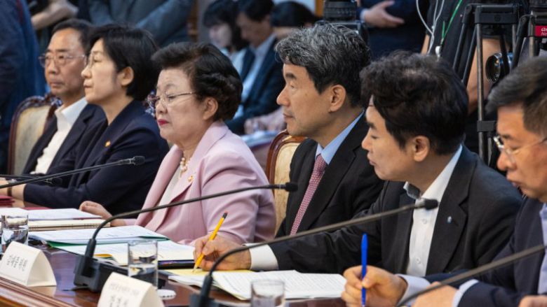 이주호 부총리 겸 교육부 장관(왼쪽 네 번째)과 이배용 국가교육위원회 위원장(왼쪽 세 번째)이 26일 오전 서울 종로구 정부서울청사에서 열린 제2차 인재 양성 전략회의에 참석해 한덕수 국무총리의 발언을 듣고 있다. 연합뉴스 제공.