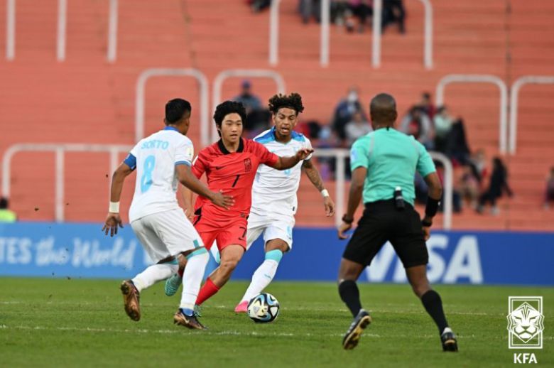 (서울=뉴스1) = 26일(한국시간) 아르헨티나 에스타디오 말비나스 아르헨티나스 경기장서 열린 온두라스와의 2023 국제축구연맹(FIFA) U20 월드컵 F조 조별리그 2차전에서 대한민국 김용학이 돌파하고 있다. (대한축구협회 제공) 2023.5.26/뉴스1 /사진=뉴스1화상