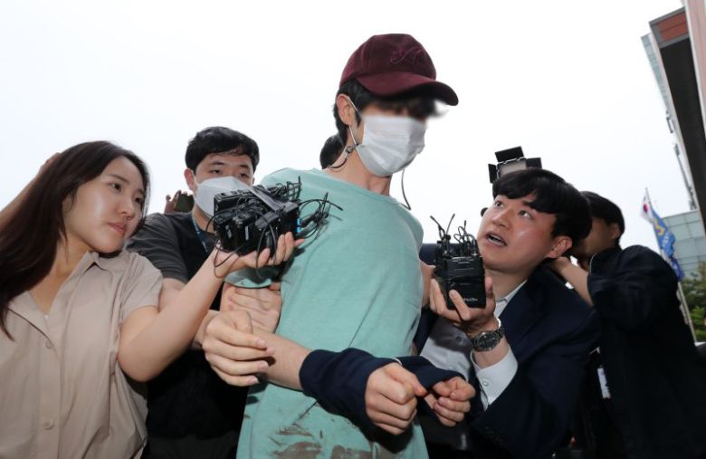 14살 연상 동거녀를 살해한 혐의를 받는 피의자 30대 남성 A씨가 26일 서울 금천구 금천경찰서로 압송되고 있다. 2023.5.26/뉴스1 ⓒ News1 김성진 기자 /사진=뉴스1