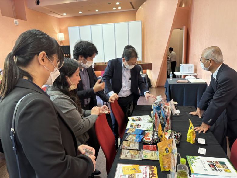 지난 24일 일본 도쿄 오모테산도 인근에서 열린 한국식품 상품제안회를 찾은 이온그룹 바이어들이 상품을 둘러보고 있다. 사진=김경민 특파원