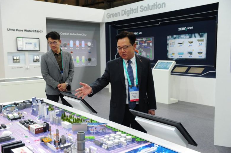 지난 25일 부산 벡스코에서 열린 제1회 기후산업국제박람회에서 박경일 SK에코플랜트 사장(오른쪽 첫번째)이 디오라마(축소모형) '그린시티'를 소개하고 있다. SK에코플랜트 제공
