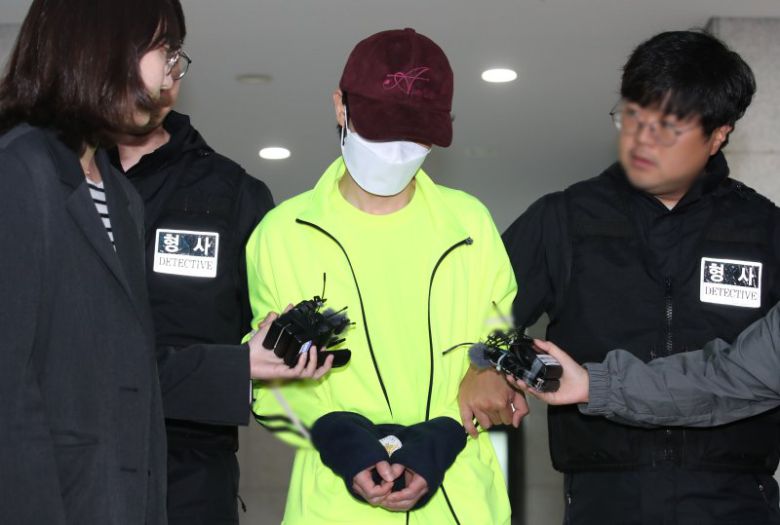 [서울=뉴시스] 권창회 기자 = 데이트폭력 신고로 경찰 조사를 받은 뒤 헤어진 연인을 살해한 피의자 김모씨가 28일 오후 남부지법에서 열리는 영장실질심사를 받기 위해 서울 금천구 금천경찰서를 나서고 있다. 2023.05.28. kch0523@newsis.com /사진=뉴시스