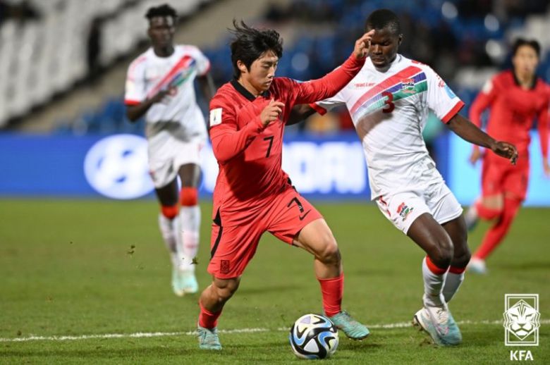 [서울=뉴시스]김은중호 김용학이 드리블을 시도하고 있다. (사진=대한축구협회 제공)