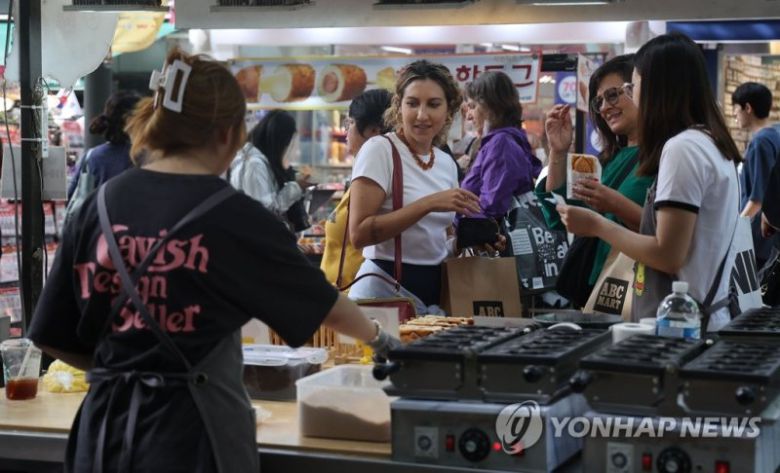 명동 거리 외국인들.