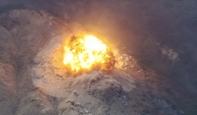 '국방부가 25일 경기도 포천 승진과학화훈련장에서 건군 75주년 및 한미동맹 70주년을 맞이해 '압도적 힘에 의한 평화 구현'을 위한 '2023 연합ㆍ합동 화력격멸훈련'의 첫 번째 훈련을 실시하고 있다. 사진은 F-15K(Slam Eagleㆍ슬램 이글) 전투기에서 투하된 항공탄이 적 기계화부대에 명중하며 파괴하는 모습. 사진=국방일보 제공