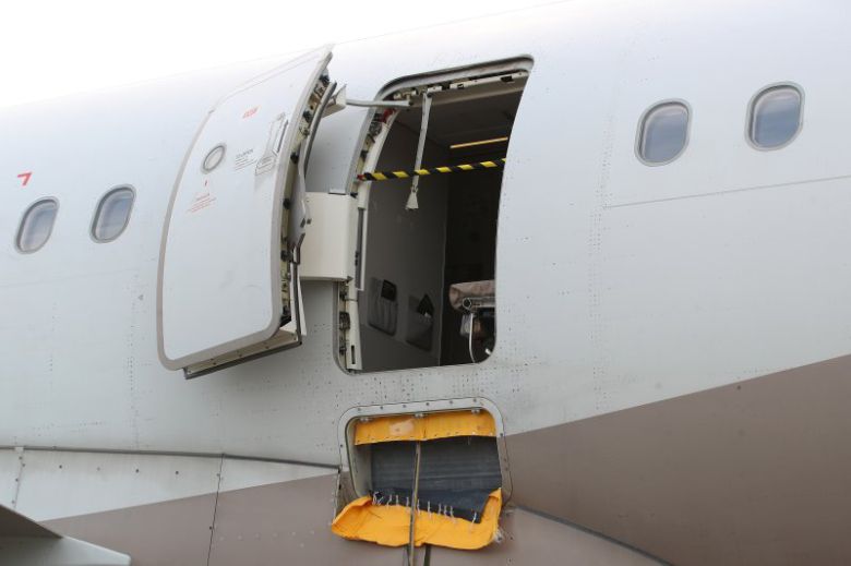 26일 오후 비상문이 개방된 채 대구공항에 착륙한 아시아나 항공기가 계류장에 대기하고 있다.뉴스 1