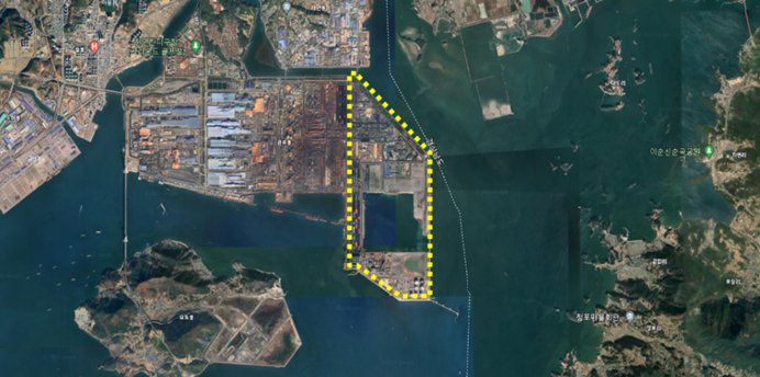 위성에서 본 포스코 광양제철소 전경. 노란색 점선 안이 동호안. 포스코는 동호안에 2차전지 소재, 수소에너지 생산 클러스터를 조성하는데 오는 2033년까지 4조4000억원 이상을 투자한다. 뉴시스